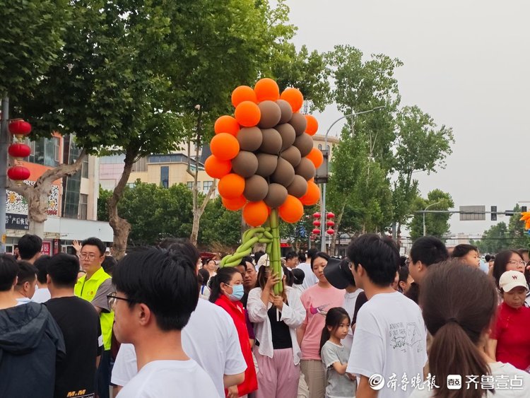 枣庄高考考场外的“花”式接考团
