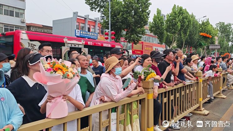 枣庄高考考场外的“花”式接考团