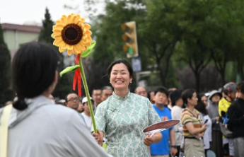 人群中最亮眼！家长手举一米多高手工向日葵迎接考生