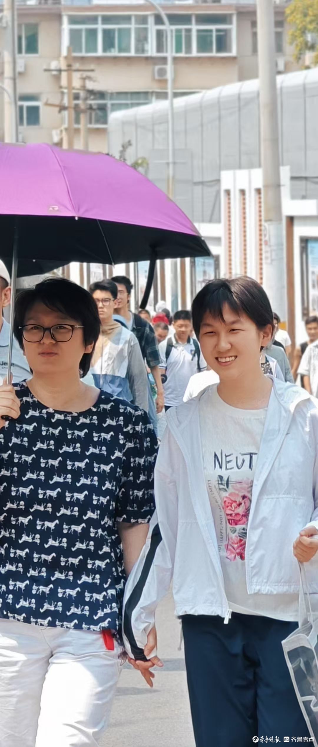 家长无声关爱化作底气，考生自信入场