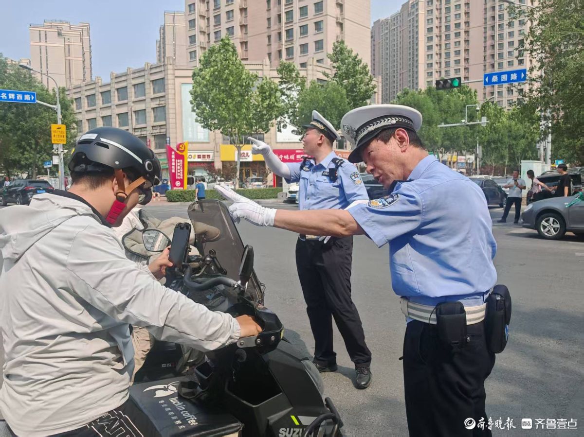 临时交通管制为考生外语听力考试创造安静环境