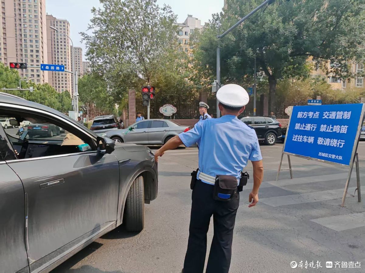 临时交通管制为考生外语听力考试创造安静环境
