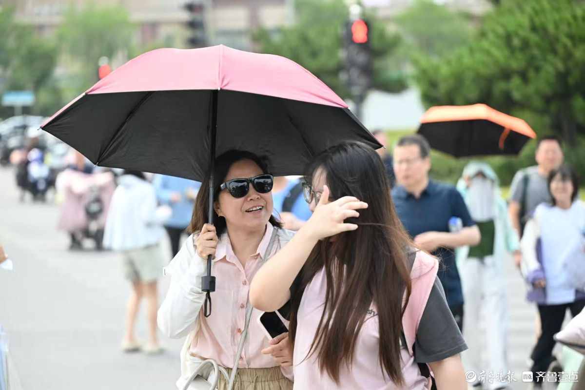 “烤”验来了！高温下考生迎着烈日入场