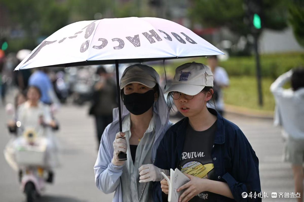 “烤”验来了！高温下考生迎着烈日入场