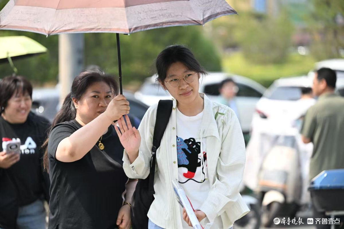 “烤”验来了！高温下考生迎着烈日入场