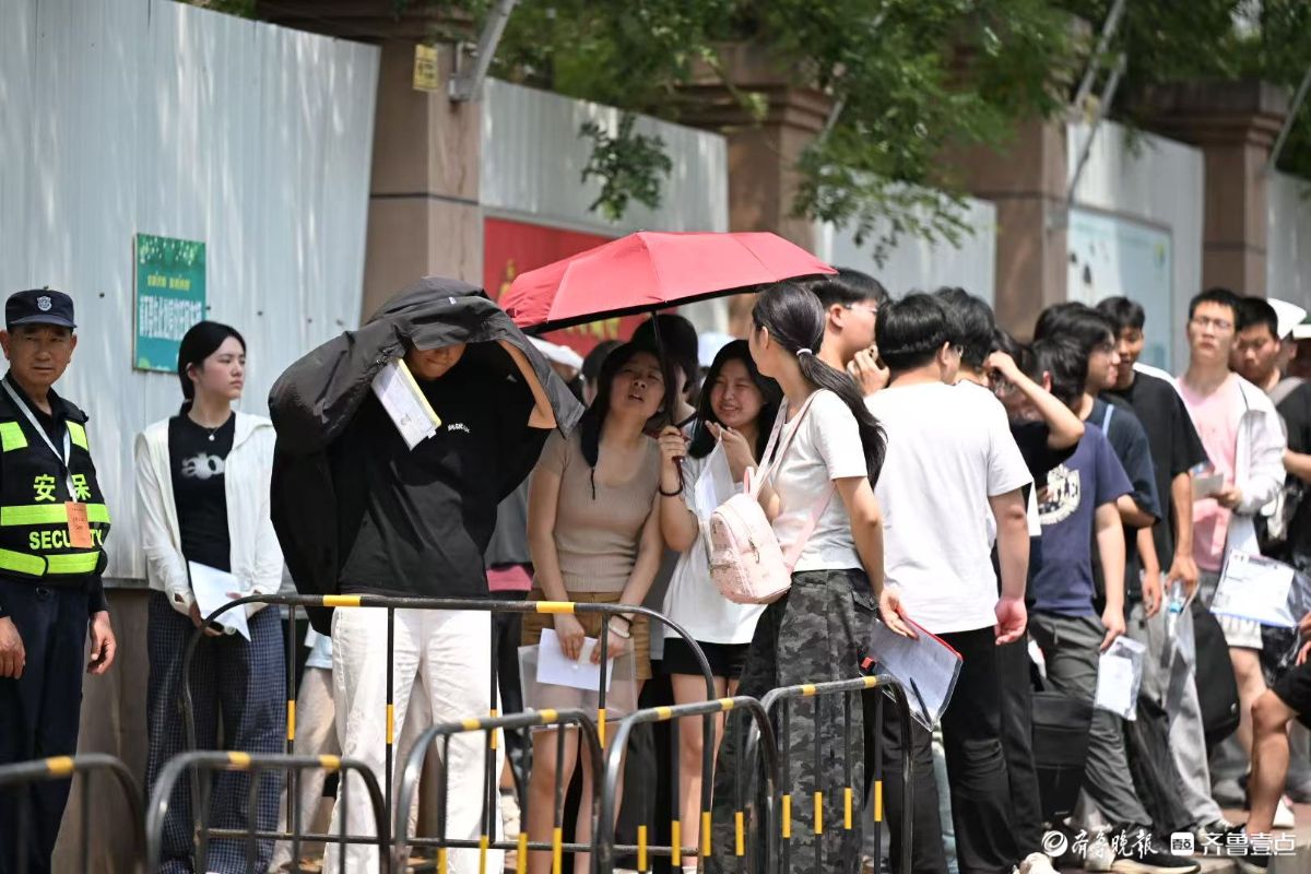 “烤”验来了！高温下考生迎着烈日入场