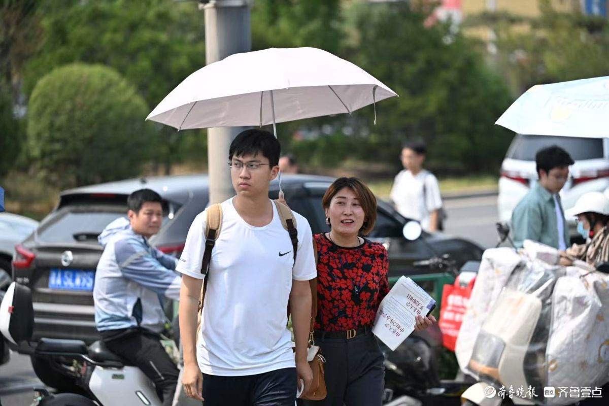 “烤”验来了！高温下考生迎着烈日入场