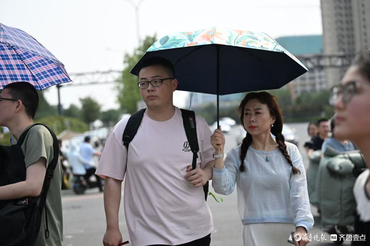 “烤”验来了！高温下考生迎着烈日入场
