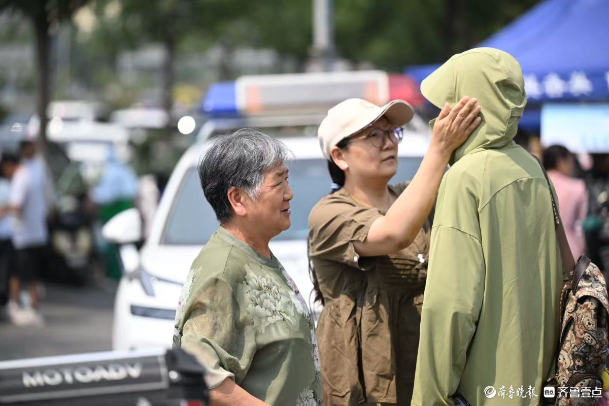 全家出动送考生，拥抱击掌为考生加油打气