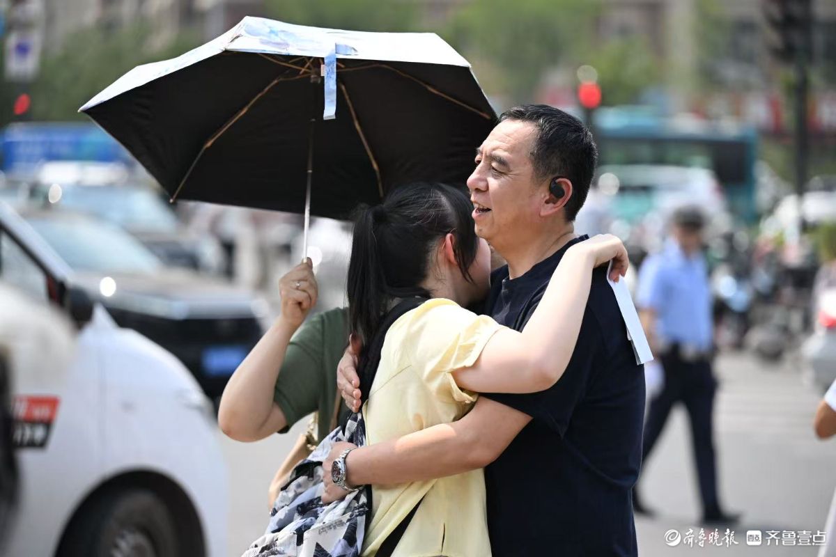 全家出动送考生，拥抱击掌为考生加油打气