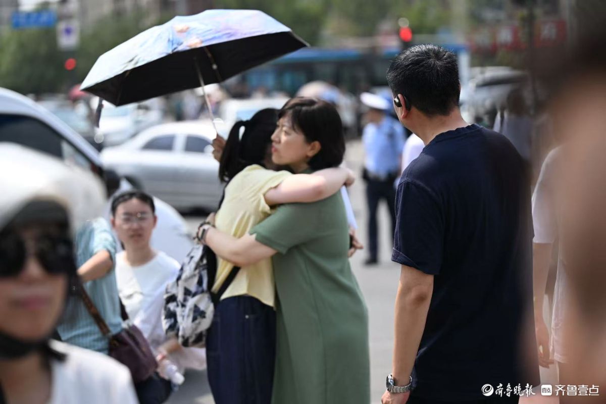 全家出动送考生，拥抱击掌为考生加油打气