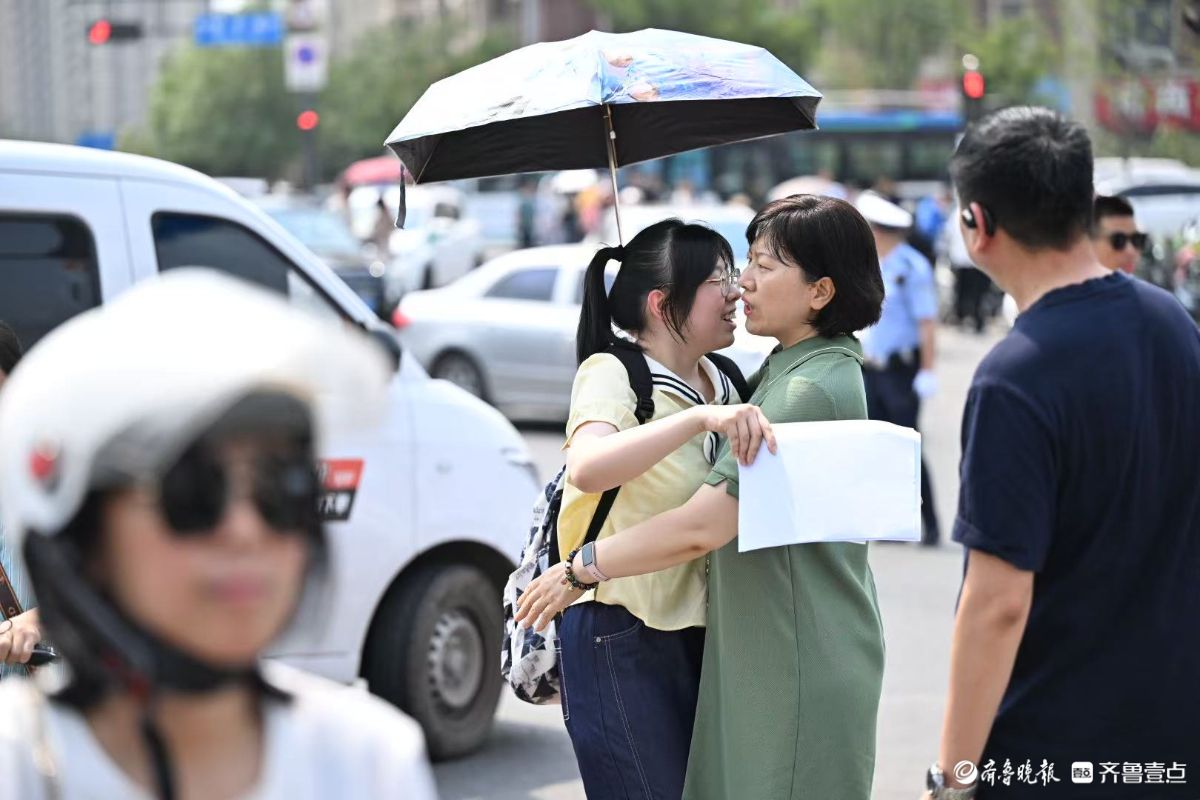 全家出动送考生，拥抱击掌为考生加油打气