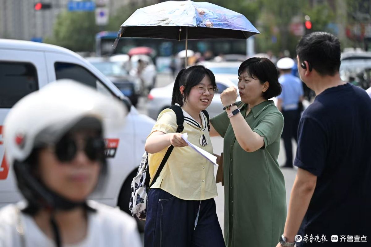 全家出动送考生，拥抱击掌为考生加油打气