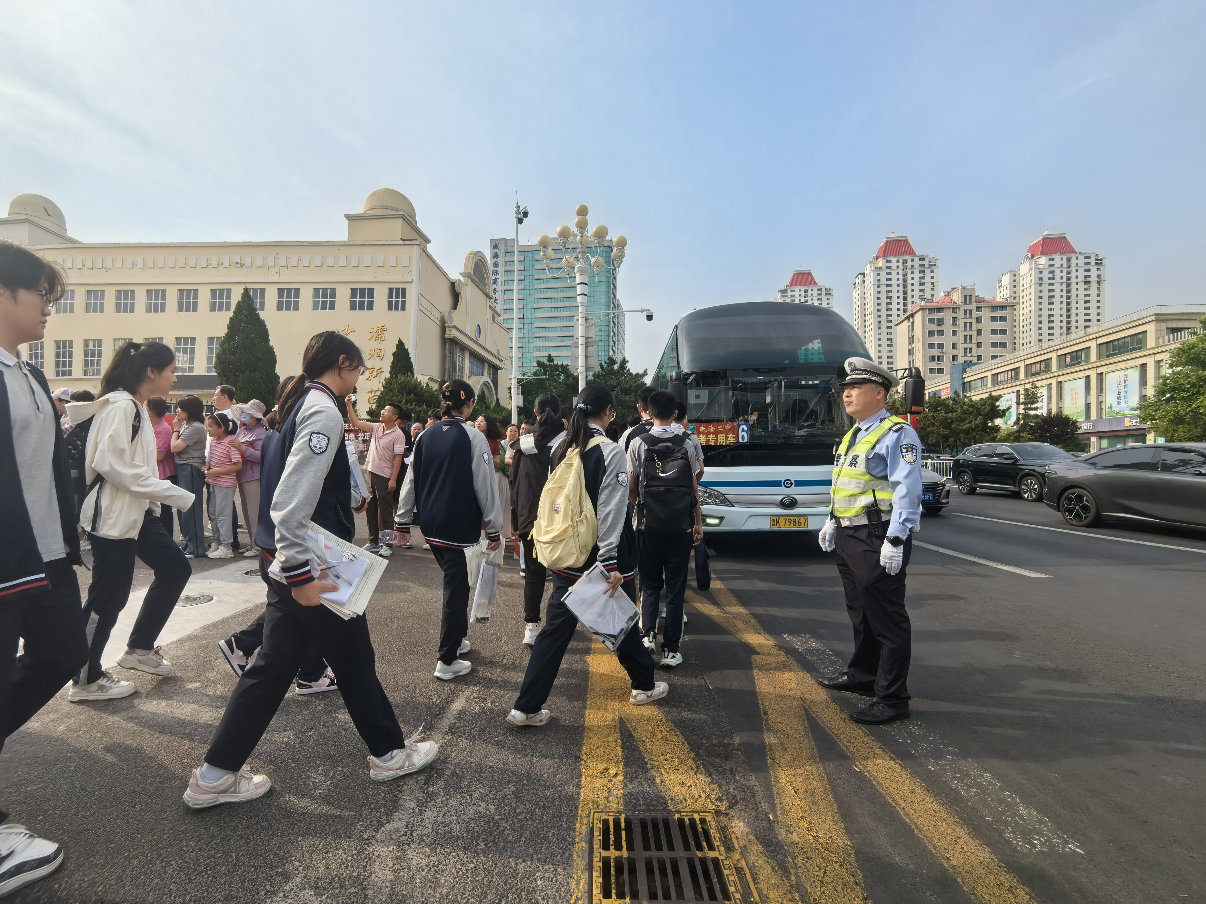 高考考场外，交警筑起“安全护考屏障”