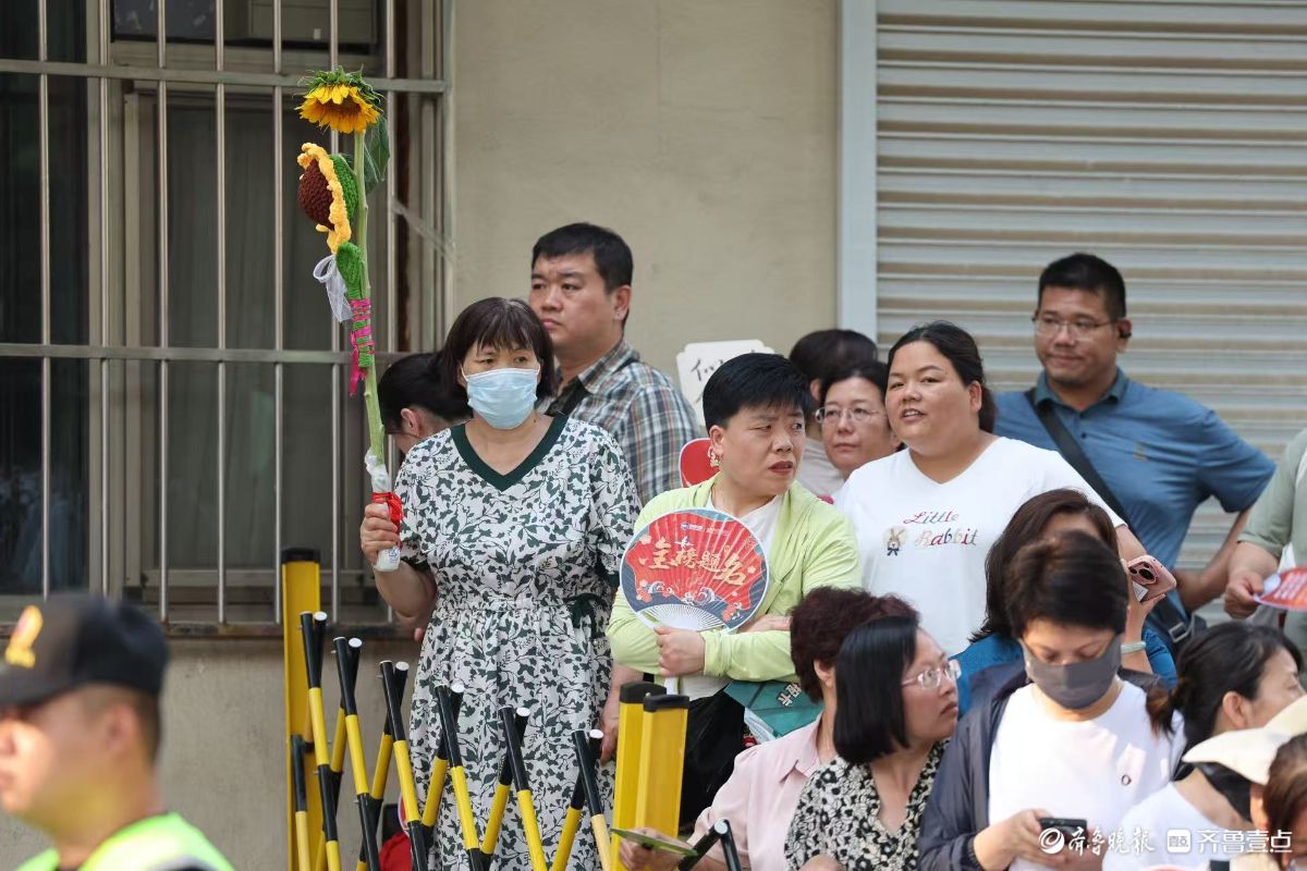 高考第二日考试即将结束，家长高温中默默守候