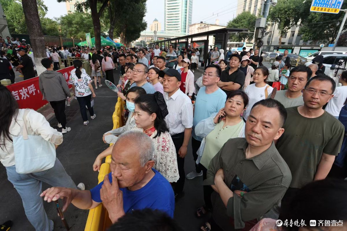 高考第二日考试即将结束，家长高温中默默守候