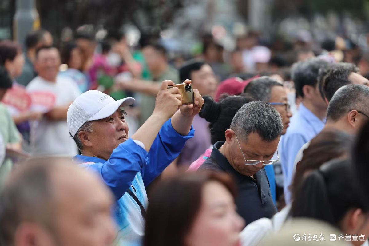 高考第二日考试即将结束，家长高温中默默守候
