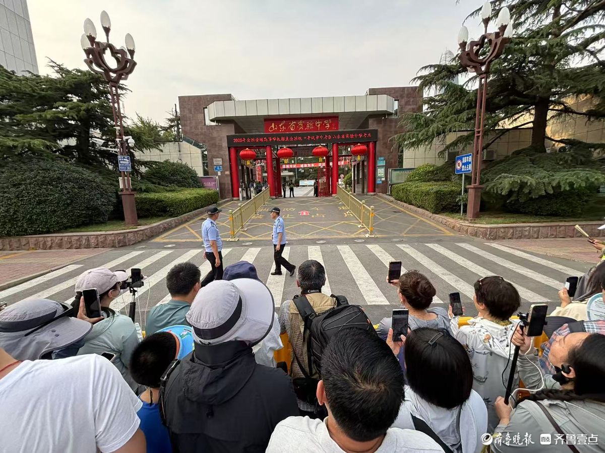 高考第二日考试即将结束，家长高温中默默守候