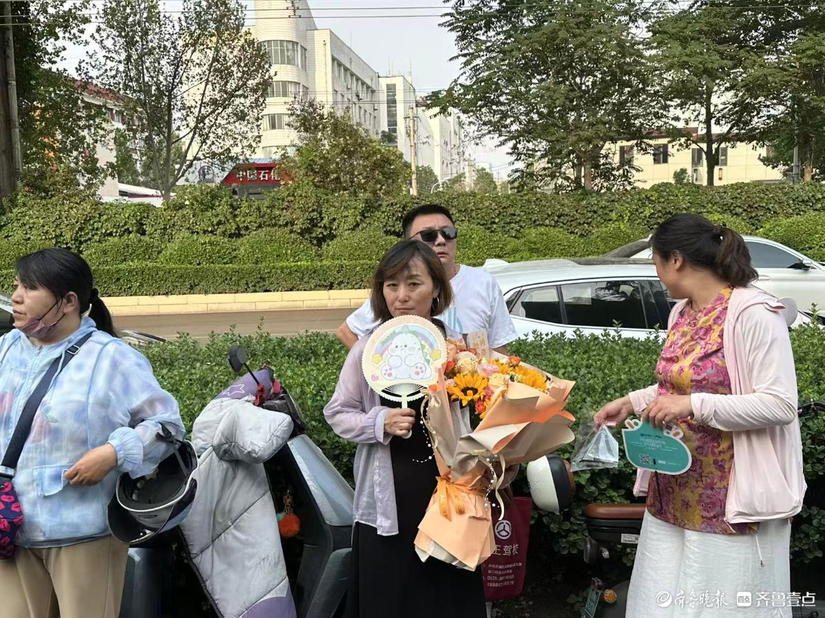 高考征程过半，家长送花加油