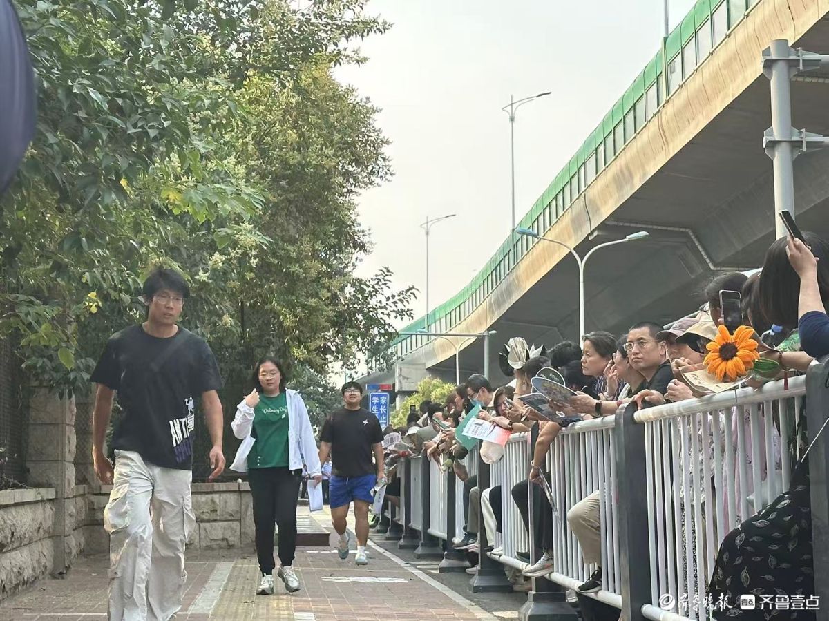 高考征程过半，家长送花加油