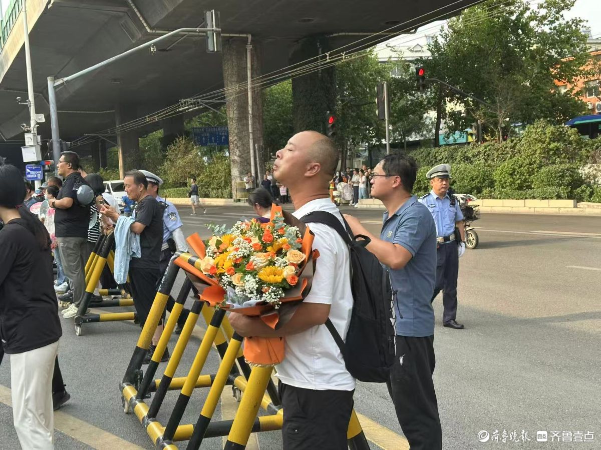 高考征程过半，家长送花加油