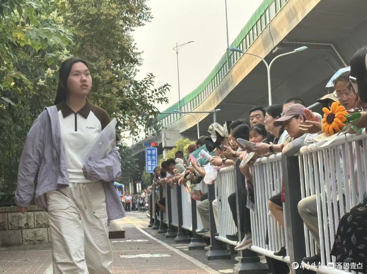 高考征程过半，家长送花加油