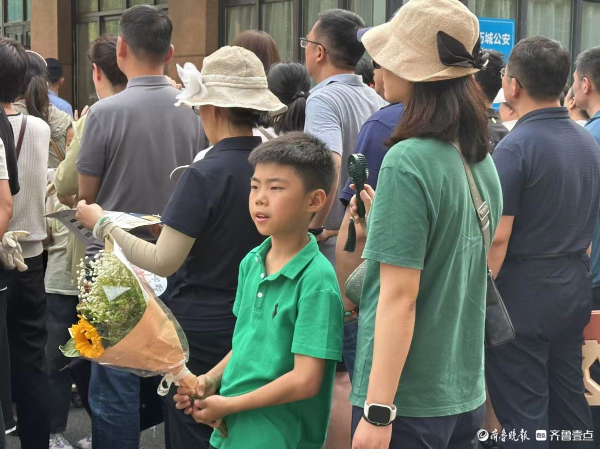 高考征程过半，家长送花加油