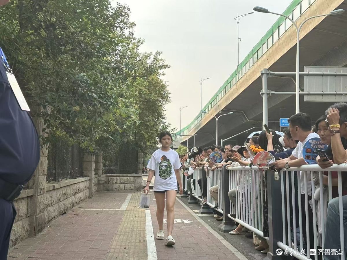高考征程过半，家长送花加油