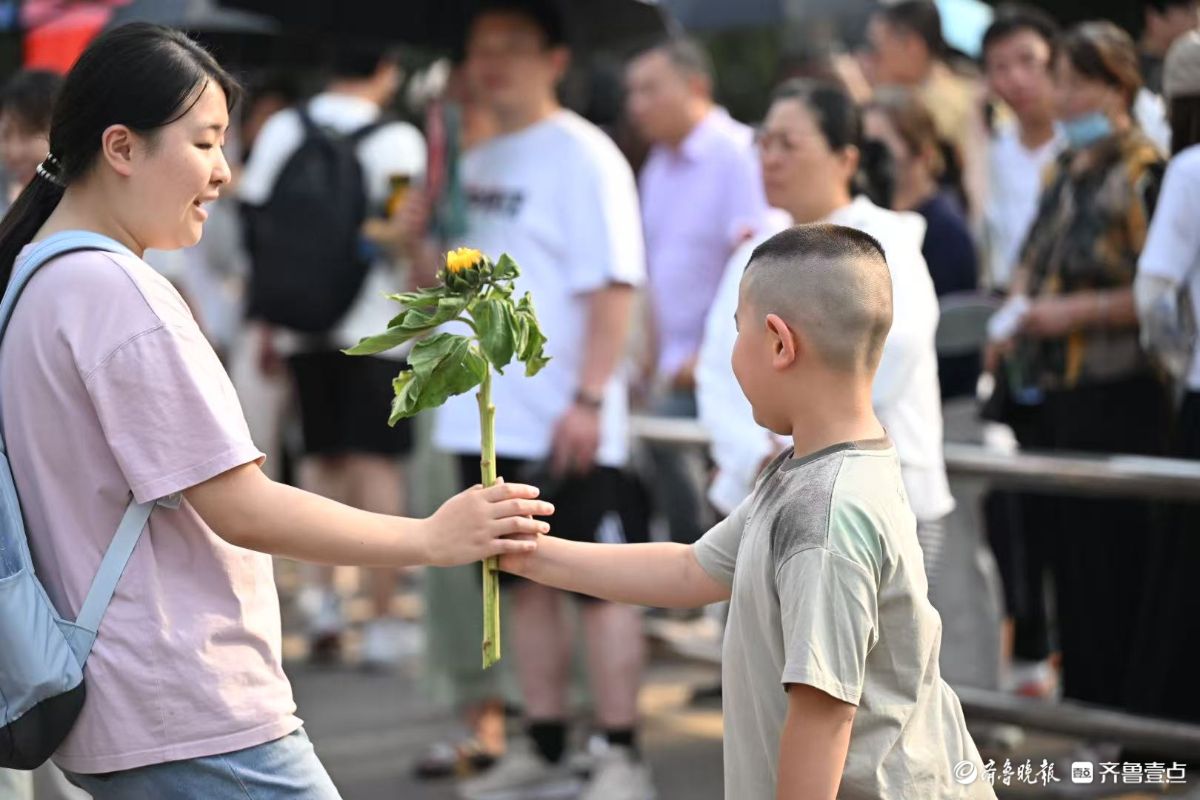鲜花送给哥哥姐姐，考场外的暖心“小不点”