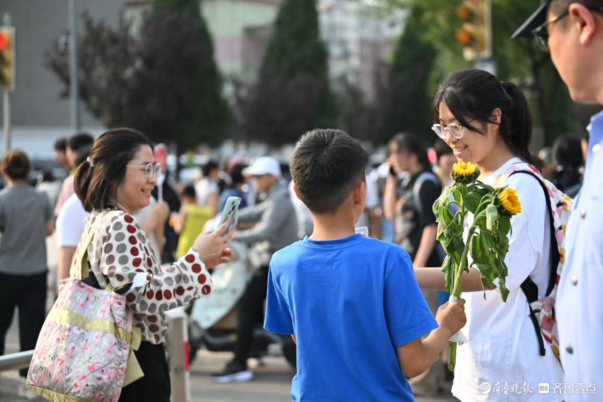 鲜花送给哥哥姐姐，考场外的暖心“小不点”