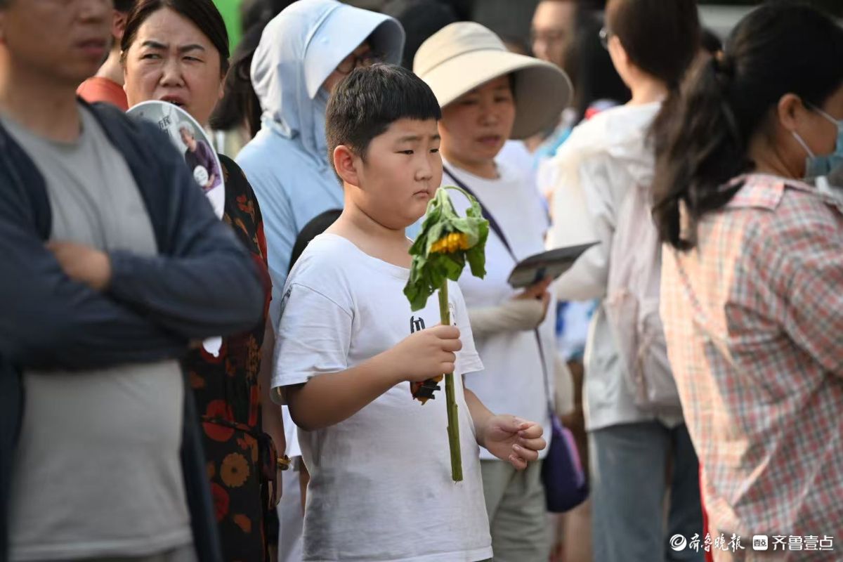 鲜花送给哥哥姐姐，考场外的暖心“小不点”