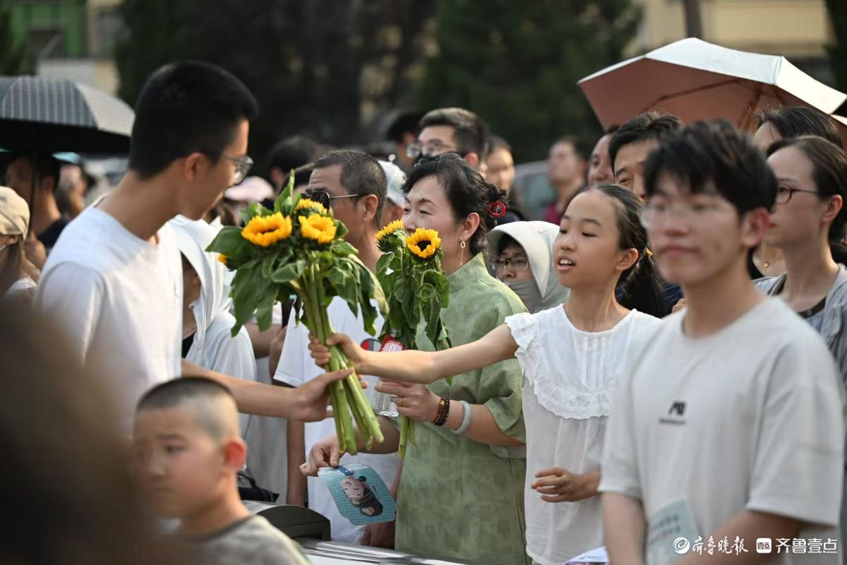 鲜花送给哥哥姐姐，考场外的暖心“小不点”