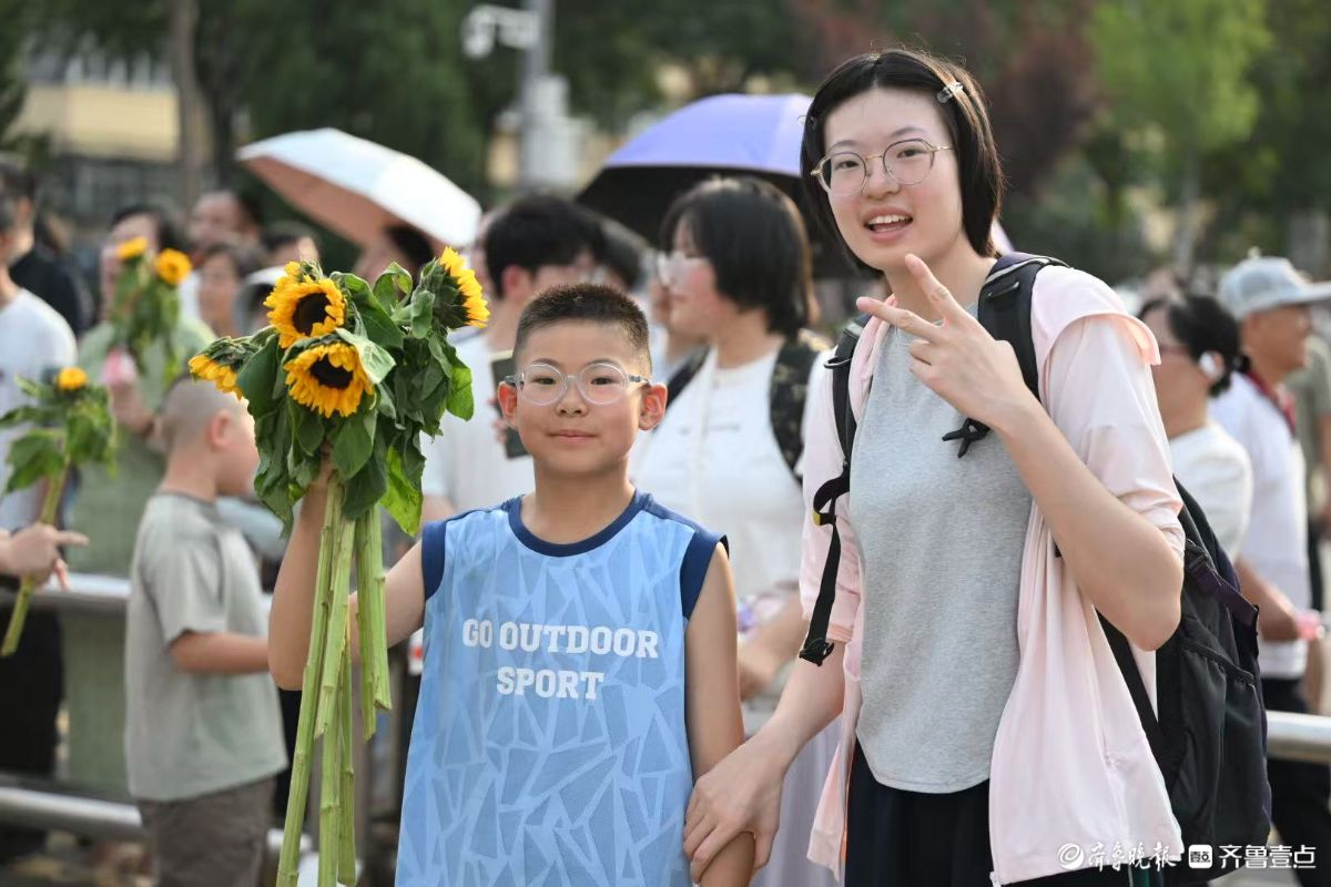 鲜花送给哥哥姐姐，考场外的暖心“小不点”