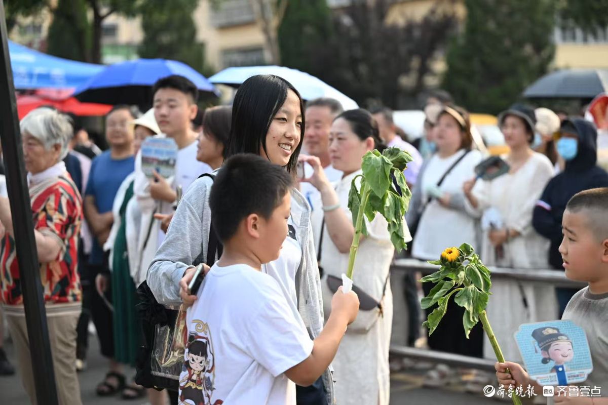 鲜花送给哥哥姐姐，考场外的暖心“小不点”