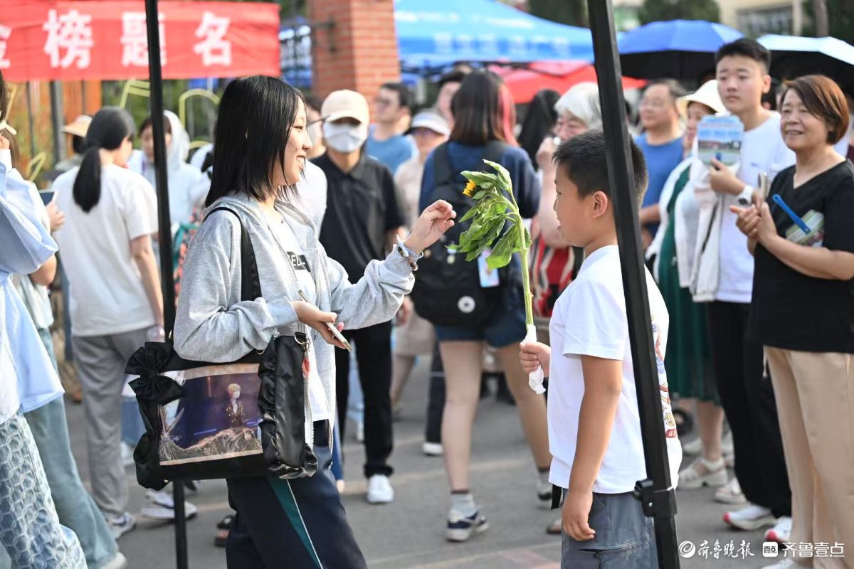 鲜花送给哥哥姐姐，考场外的暖心“小不点”