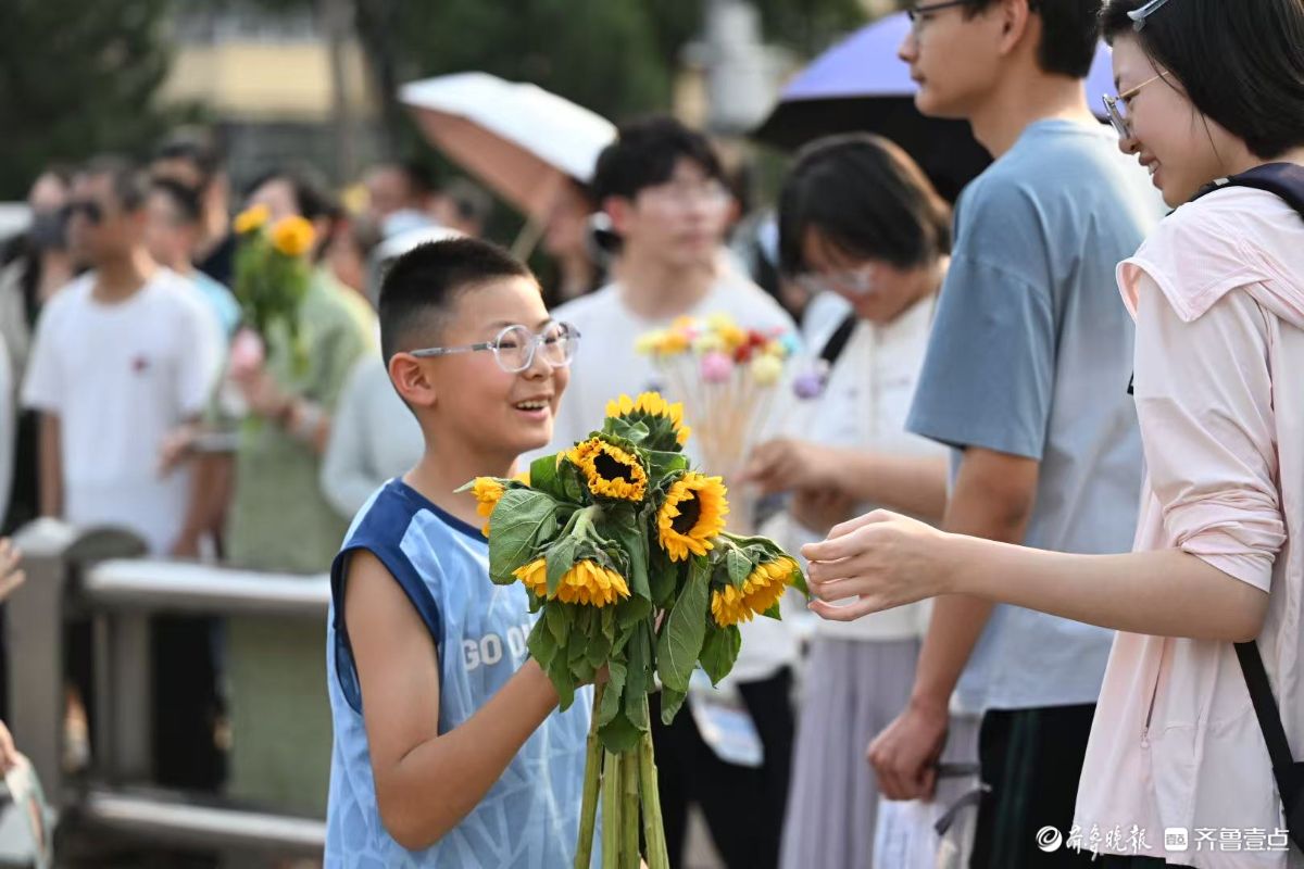鲜花送给哥哥姐姐，考场外的暖心“小不点”