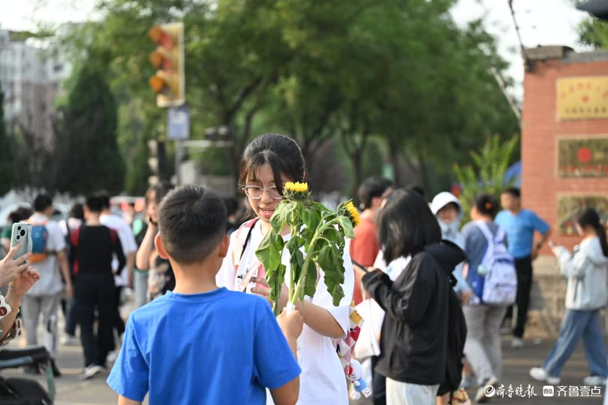 鲜花送给哥哥姐姐，考场外的暖心“小不点”