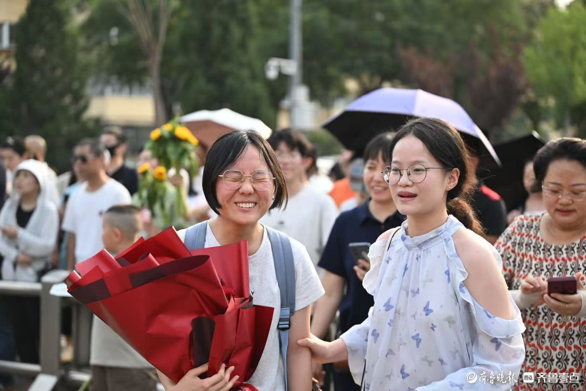 幸福爆表！亲友团笑迎考生出场
