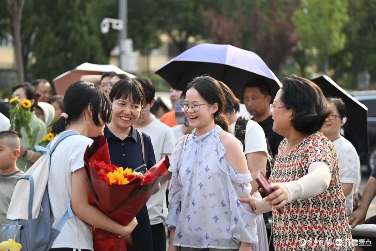 幸福爆表！亲友团笑迎考生出场