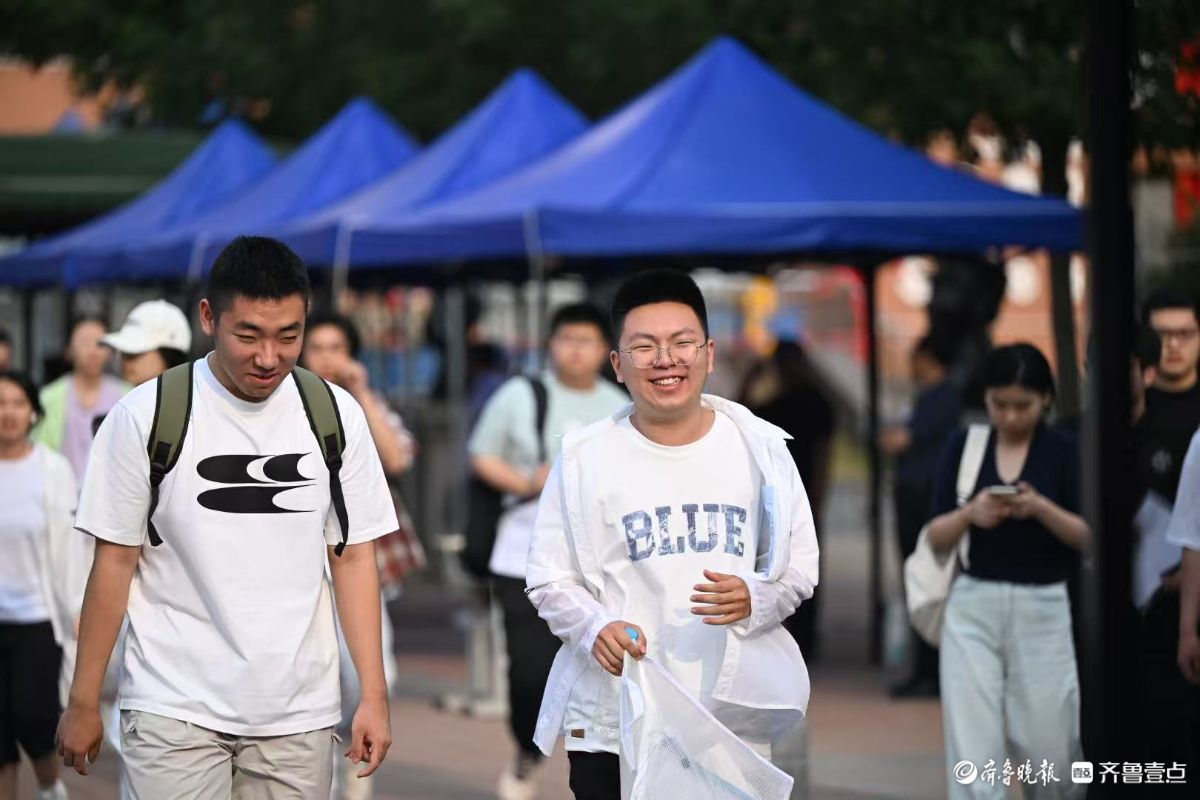 幸福爆表！亲友团笑迎考生出场