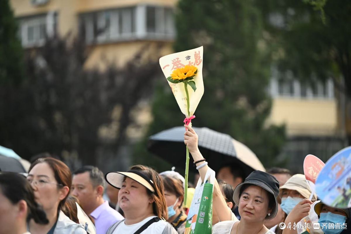 幸福爆表！亲友团笑迎考生出场