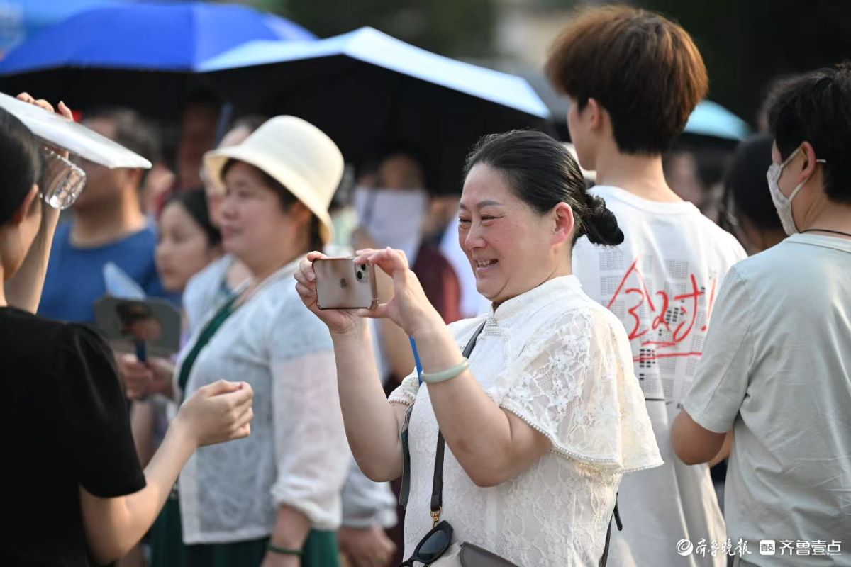 幸福爆表！亲友团笑迎考生出场