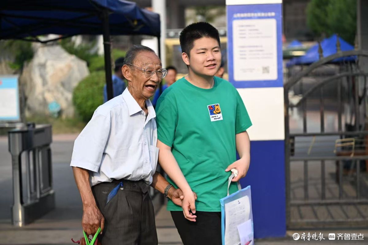 幸福爆表！亲友团笑迎考生出场