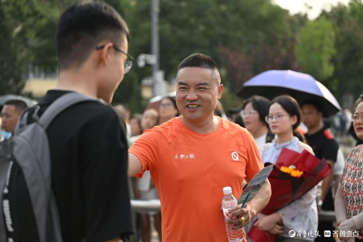 幸福爆表！亲友团笑迎考生出场