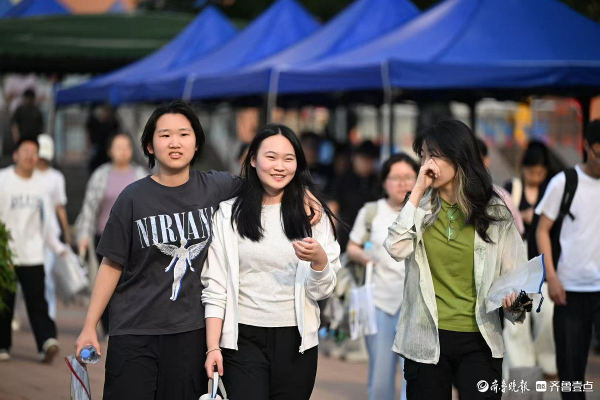 幸福爆表！亲友团笑迎考生出场