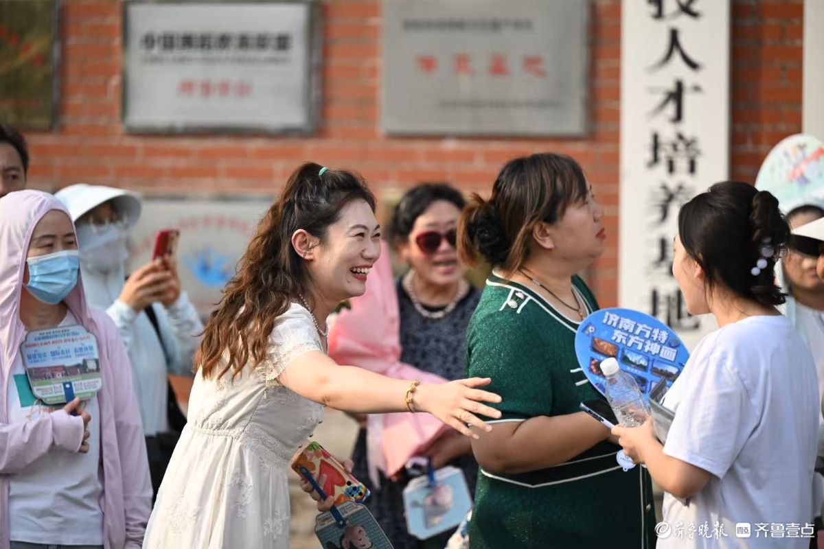 幸福爆表！亲友团笑迎考生出场