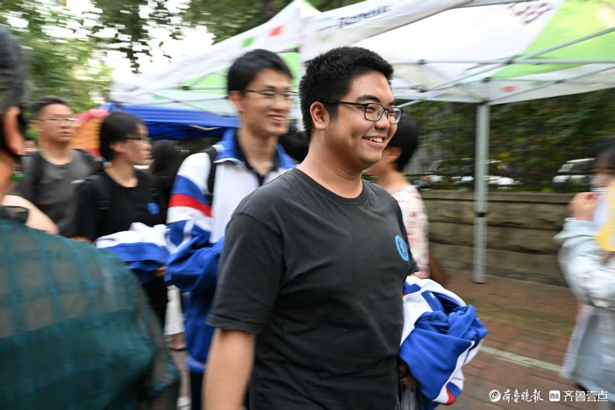 高考过半笑意写在脸上