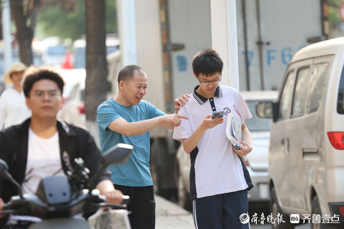 图集｜携手同行！高考第二日考试结束，捕捉考点外温情时刻