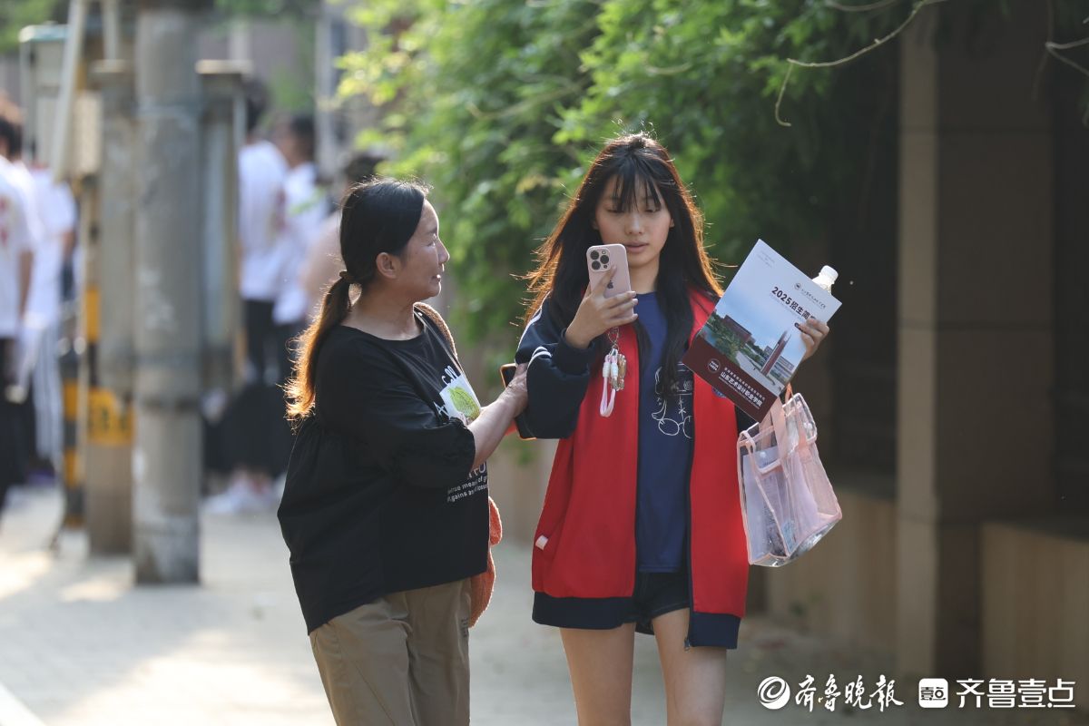 图集｜携手同行！高考第二日考试结束，捕捉考点外温情时刻