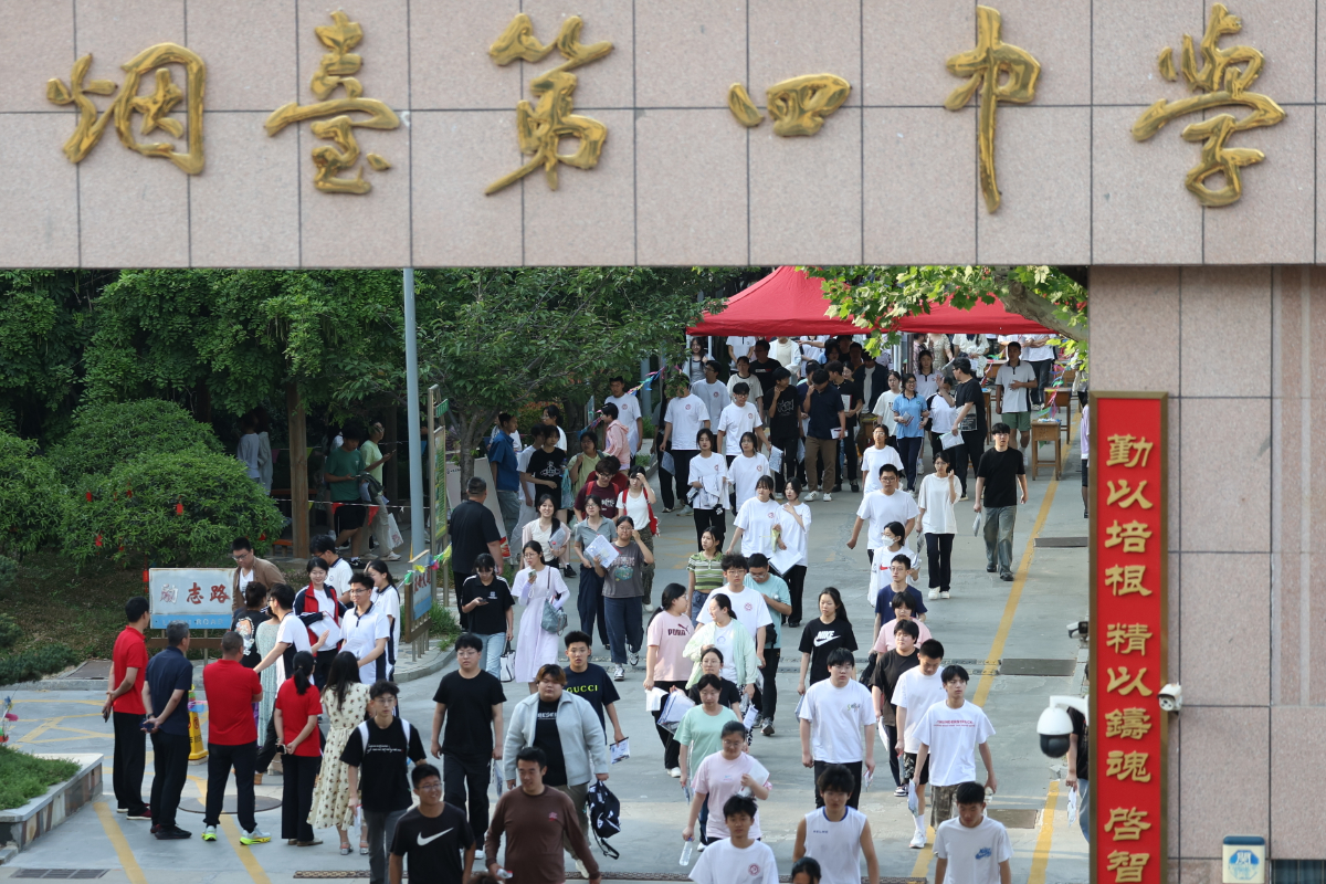 图集｜携手同行！高考第二日考试结束，捕捉考点外温情时刻